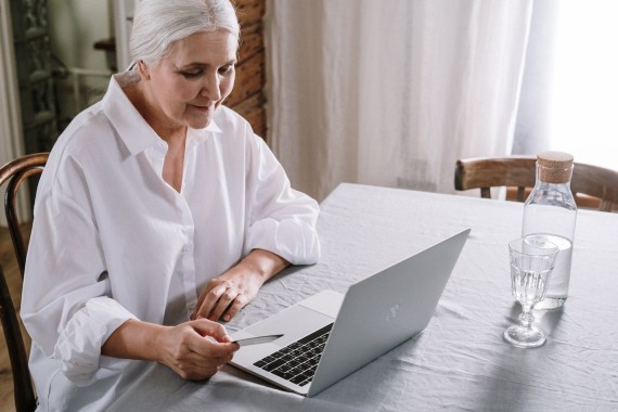 Inclusione digitale: come aiutare gli anziani e i disabili ad utilizzare le nuove tecnologie